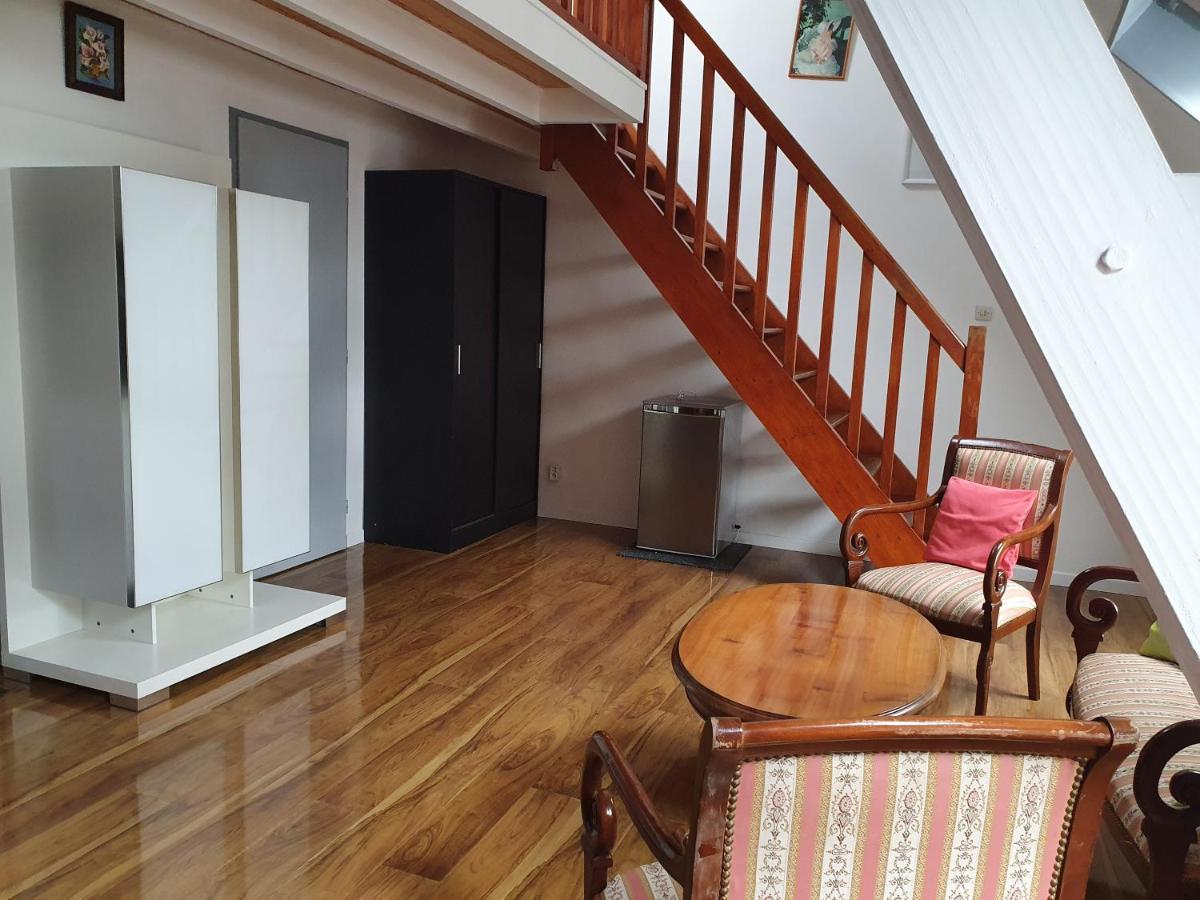 Welcome-to-burgundy Apartment