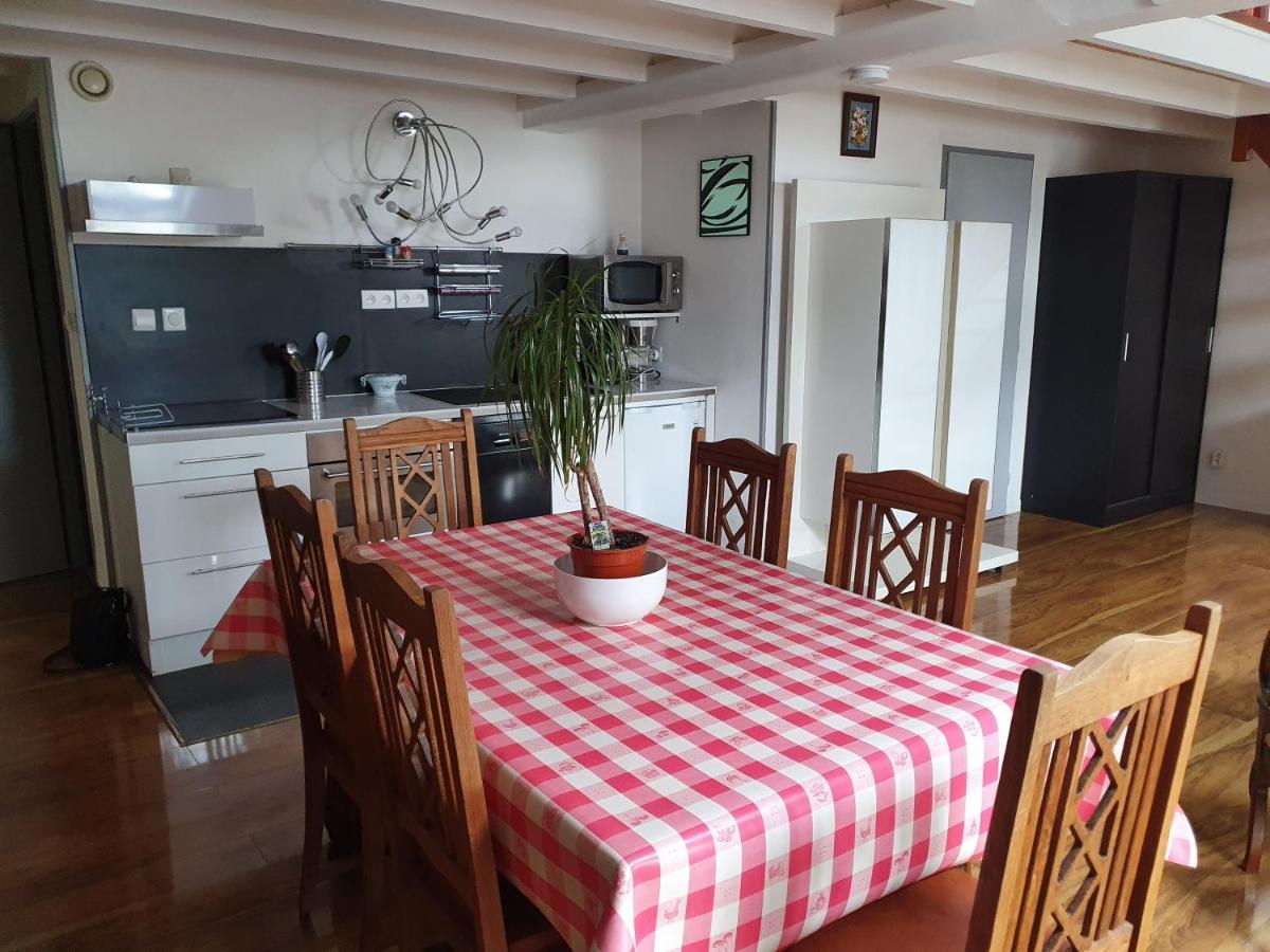 Welcome-to-burgundy Apartment